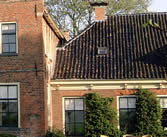 Het historische gebouw met toegang naar de gastenverblijven